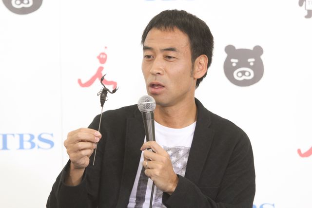 “百獣の王”武井壮、ワッキーがサソリをカブリ！フォトギャラリー（3枚目）
