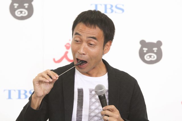 “百獣の王”武井壮、ワッキーがサソリをカブリ！フォトギャラリー（4枚目）