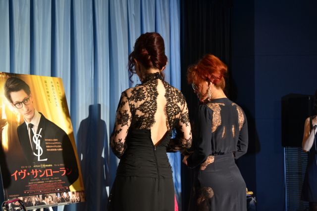 叶姉妹がイヴ・サンローランのセクシードレスで登場！フォトギャラリー（6枚目）