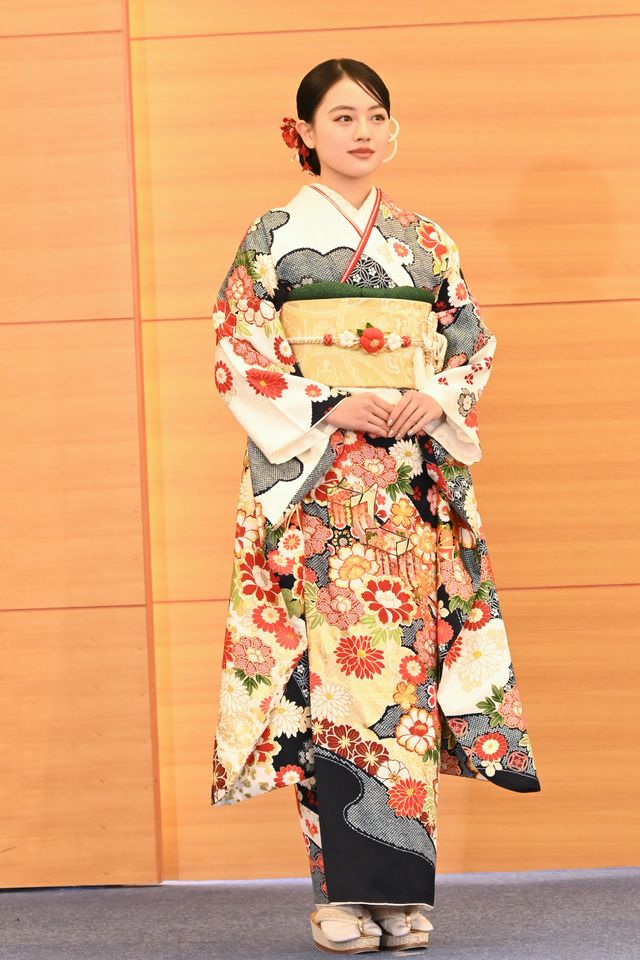 生見愛瑠・高石あかり・上坂樹里らエイベックス所属タレントが晴れ着で集結（8枚目）