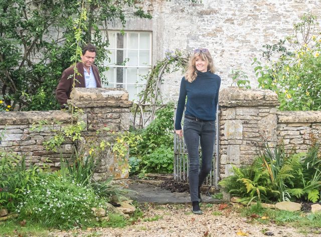 不倫報道後、自宅前で妻と声明を発表したドミニク・ウェスト（5枚目）