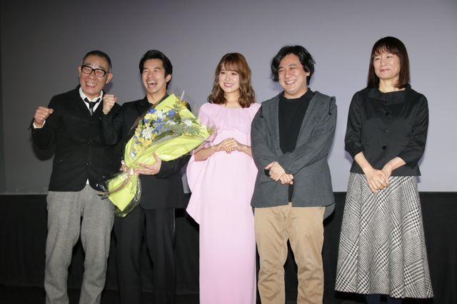 仲野太賀へのバースデー花束プレゼントも！『静かな雨』公開記念舞台あいさつ（8枚目）