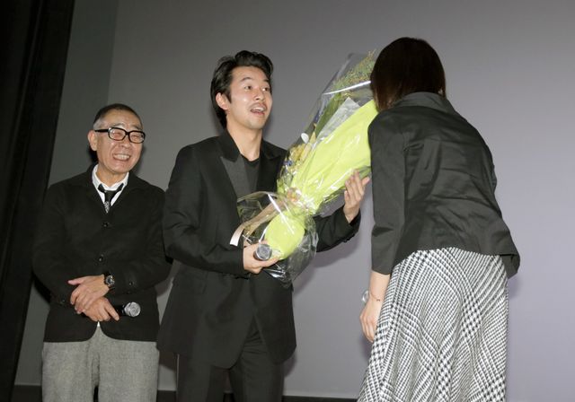 仲野太賀へのバースデー花束プレゼントも！『静かな雨』公開記念舞台あいさつ（13枚目）