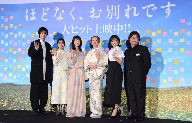 浜辺美波、志田未来、夏木マリら美の競演！『ほどなく、お別れです』初日舞台挨拶：フォトギャラリー