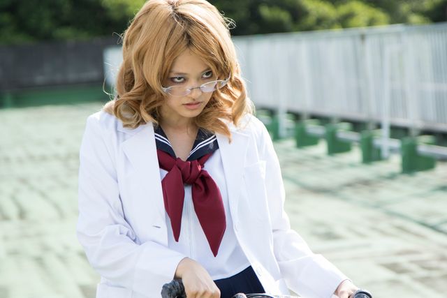 金髪スク水・山地まりが内田理央の宿敵に！フォトギャラリー（2枚目）