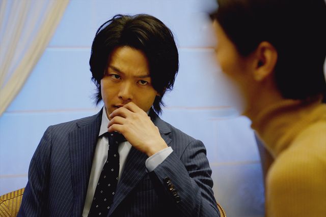 中村倫也の鋭いなまなざし！映画『ファーストラヴ』場面カット（2枚目）