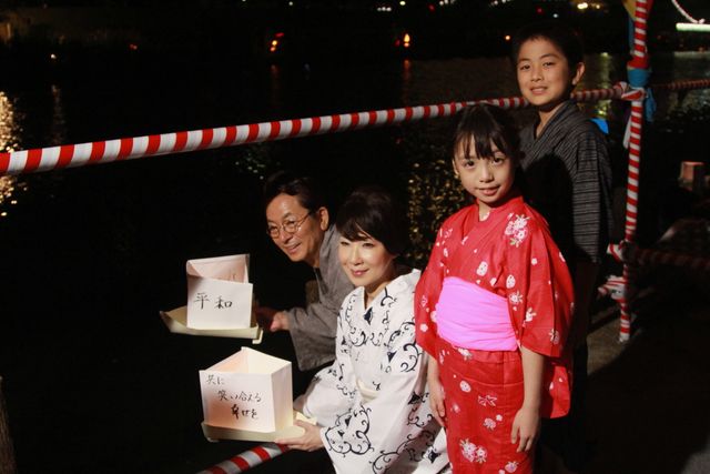 映画『少年H』灯篭流しフォトギャラリー（2枚目）