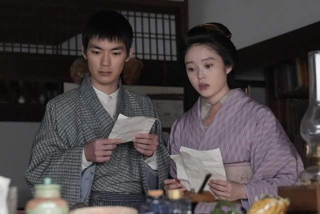 司之介（岡部たかし）は再び密会して…朝ドラ「ばけばけ」第98回の場面写真（4枚目）