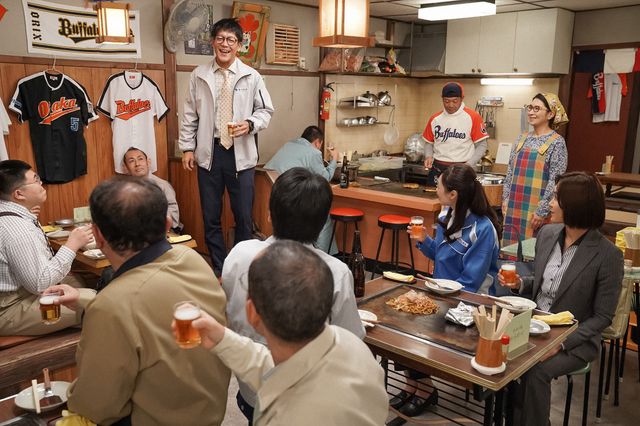 笠巻さんに花束…「舞いあがれ！」第101回の場面写真（4枚目）