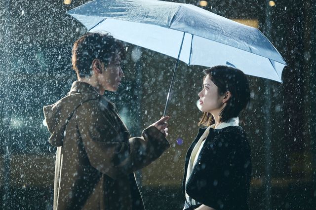 第2話より亘（佐藤健）と美紗（小芝風花）