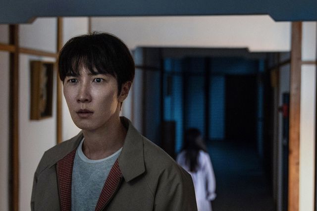 『事故物件ゾク 恐い間取り』より。後ろ、後ろ……!