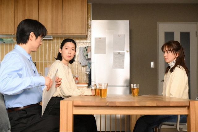 脅迫状の主への対抗策を練る中谷（ディーン・フジオカ）、礼子（江口のりこ）、詩穂（多部未華子）