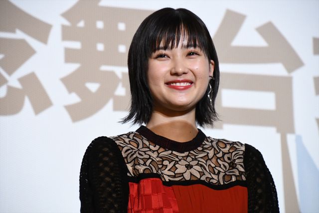 井頭愛海＆板垣瑞生、かわいくポーズ！：フォトギャラリー