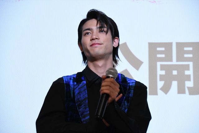 井頭愛海＆板垣瑞生、かわいくポーズ！（4枚目）