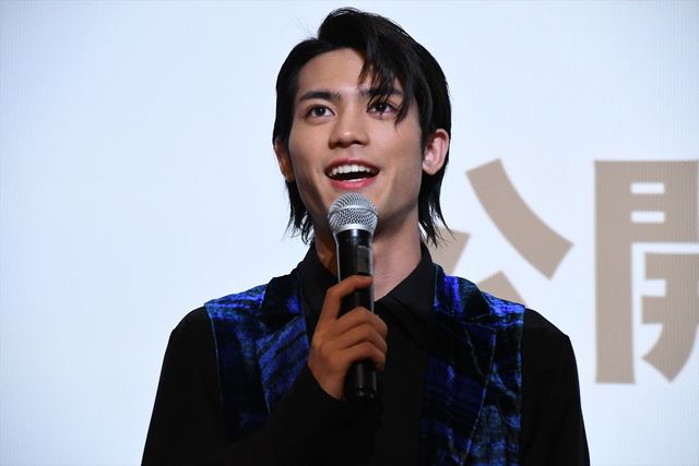 井頭愛海＆板垣瑞生、かわいくポーズ！（8枚目）