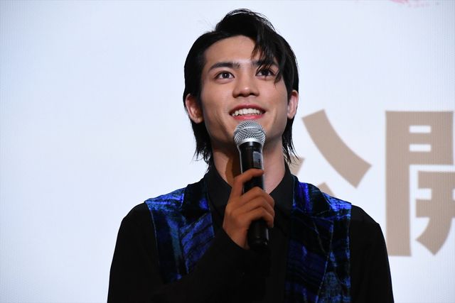 井頭愛海＆板垣瑞生、かわいくポーズ！（10枚目）