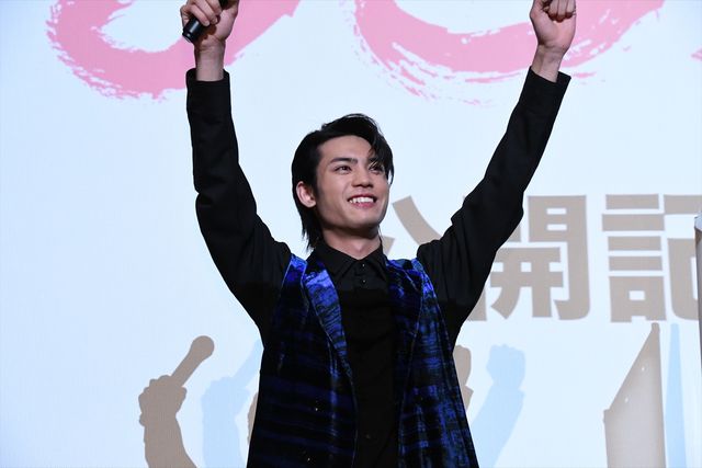 井頭愛海＆板垣瑞生、かわいくポーズ！（11枚目）