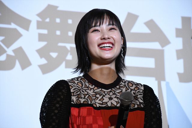 井頭愛海＆板垣瑞生、かわいくポーズ！（13枚目）