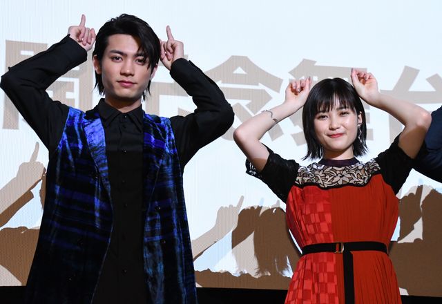 井頭愛海＆板垣瑞生、かわいくポーズ！（18枚目）