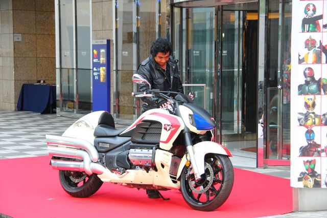 藤岡弘、愛車ネオサイクロン号に乗って登場！　アクションの後遺症も明かす　画像ギャラリー（19枚目）