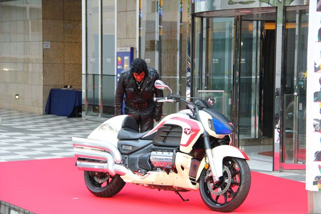 藤岡弘、愛車ネオサイクロン号に乗って登場！　アクションの後遺症も明かす　画像ギャラリー（20枚目）
