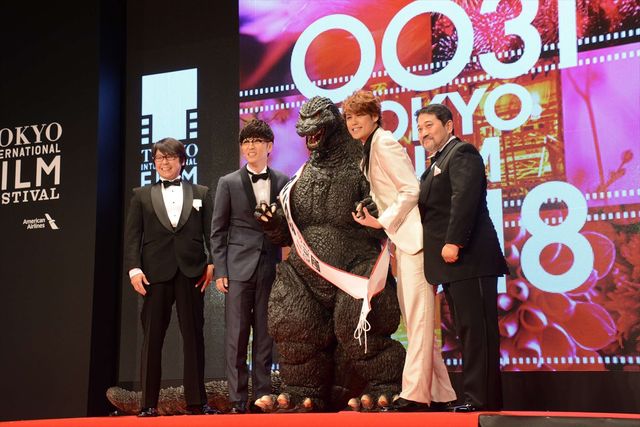 宮野真守＆櫻井孝宏、ゴジラと並んで笑顔！（3枚目）