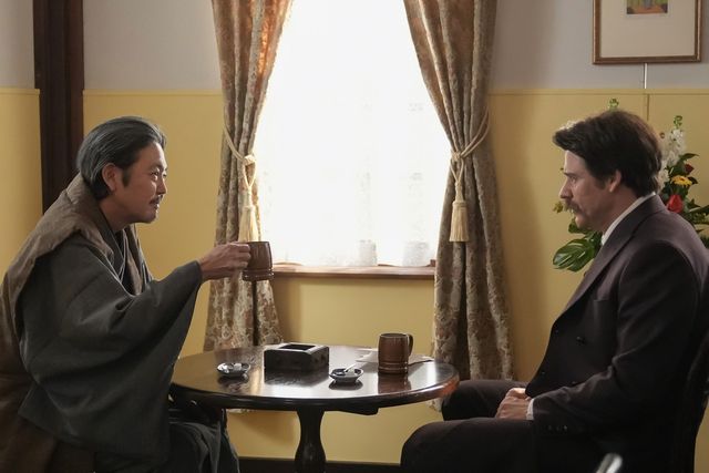 ヘブン（トミー・バストウ）は何をしているのか…朝ドラ「ばけばけ」第117回の場面写真（2枚目）