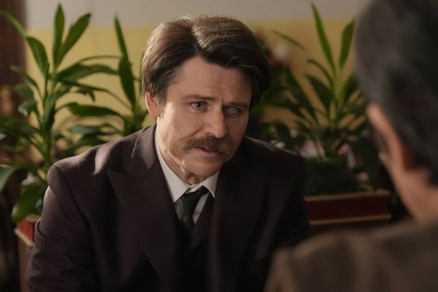 ヘブン（トミー・バストウ）は何をしているのか…朝ドラ「ばけばけ」第117回の場面写真（3枚目）