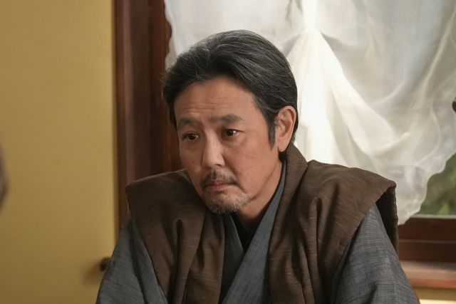 ヘブン（トミー・バストウ）は何をしているのか…朝ドラ「ばけばけ」第117回の場面写真（4枚目）