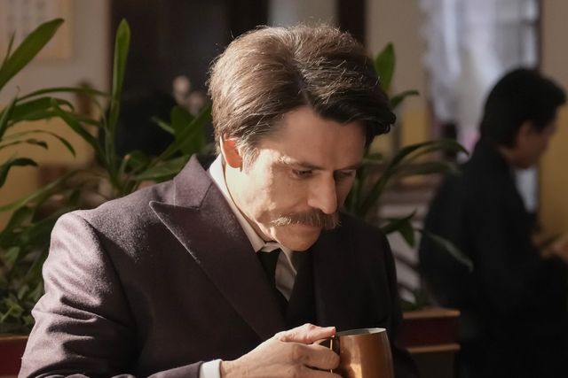 ヘブン（トミー・バストウ）は何をしているのか…朝ドラ「ばけばけ」第117回の場面写真（5枚目）