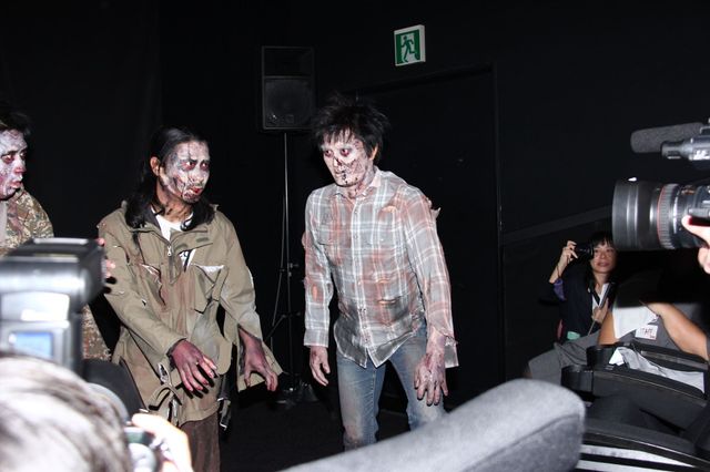 パンサー&平成ノブシコブシがゾンビメイクで劇場襲来！　ハイタッチも！　画像ギャラリー：フォトギャラリー