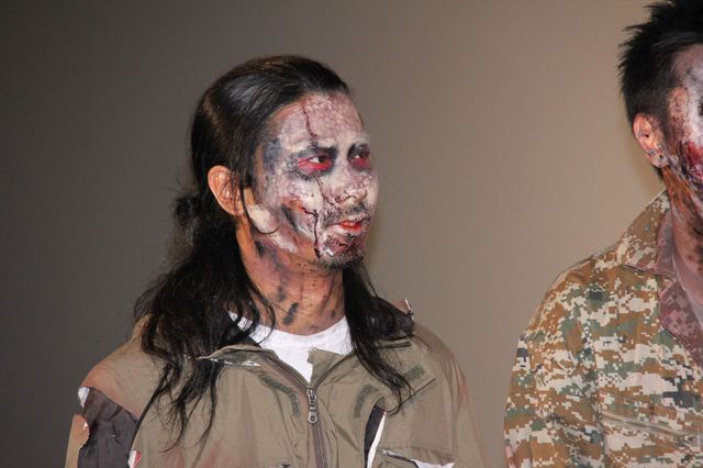 パンサー&平成ノブシコブシがゾンビメイクで劇場襲来！　ハイタッチも！　画像ギャラリー（2枚目）