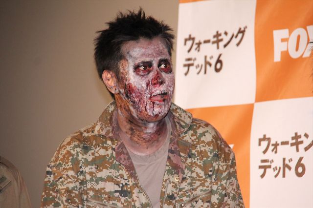 パンサー&平成ノブシコブシがゾンビメイクで劇場襲来！　ハイタッチも！　画像ギャラリー（3枚目）