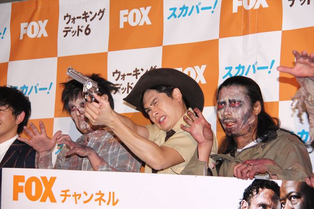 パンサー&平成ノブシコブシがゾンビメイクで劇場襲来！　ハイタッチも！　画像ギャラリー（7枚目）