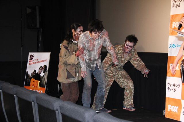 パンサー&平成ノブシコブシがゾンビメイクで劇場襲来！　ハイタッチも！　画像ギャラリー（8枚目）