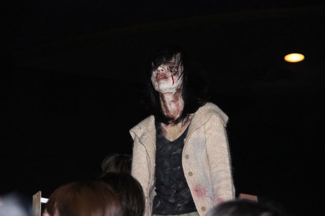 パンサー&平成ノブシコブシがゾンビメイクで劇場襲来！　ハイタッチも！　画像ギャラリー（11枚目）