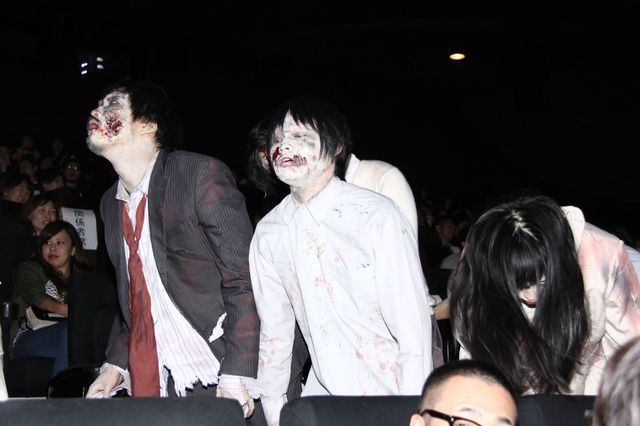 パンサー&平成ノブシコブシがゾンビメイクで劇場襲来！　ハイタッチも！　画像ギャラリー（12枚目）