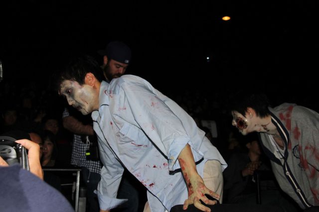 パンサー&平成ノブシコブシがゾンビメイクで劇場襲来！　ハイタッチも！　画像ギャラリー（13枚目）