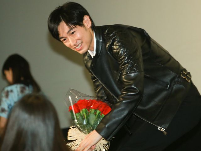花束をもらって笑顔のディーン・フジオカ！イベントフォトギャラリー：フォトギャラリー