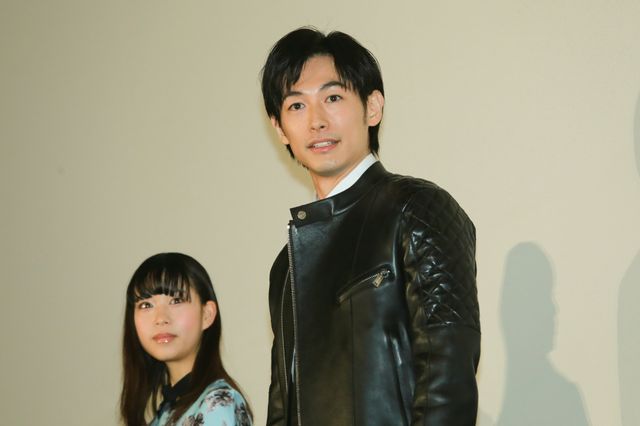 花束をもらって笑顔のディーン・フジオカ！イベントフォトギャラリー（5枚目）