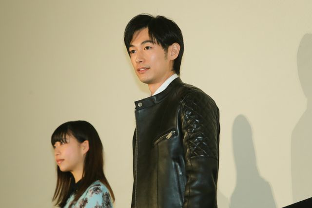 花束をもらって笑顔のディーン・フジオカ！イベントフォトギャラリー（6枚目）