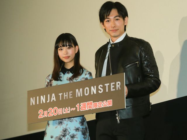 花束をもらって笑顔のディーン・フジオカ！イベントフォトギャラリー（7枚目）