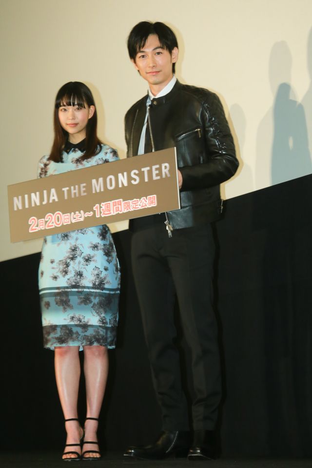 花束をもらって笑顔のディーン・フジオカ！イベントフォトギャラリー（8枚目）