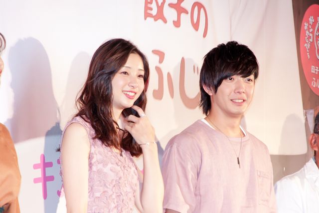 半端ないプラカード登場！『キスできる餃子』公開記念舞台あいさつ（4枚目）