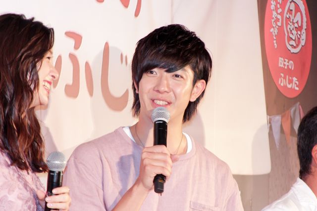 半端ないプラカード登場！『キスできる餃子』公開記念舞台あいさつ（5枚目）