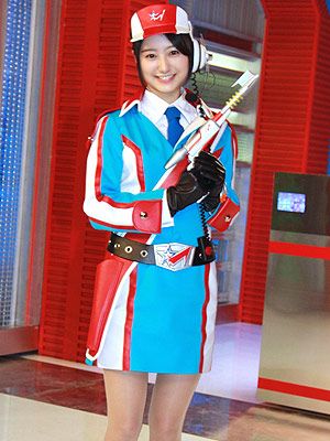 仮面ライダー」の17歳美少女・高田里穂、ミニスカのウルトラ警備隊に