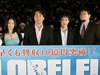 左から香椎由宇、役所広司、妻夫木聡、樋口監督