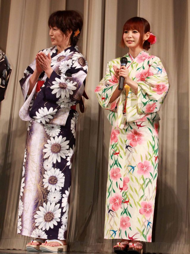 しょこたんの亡きパパ、娘の裸リボンのセクシージャケットに「あれはやりすぎ」と霊界からダメ出し!?　画像ギャラリー：フォトギャラリー