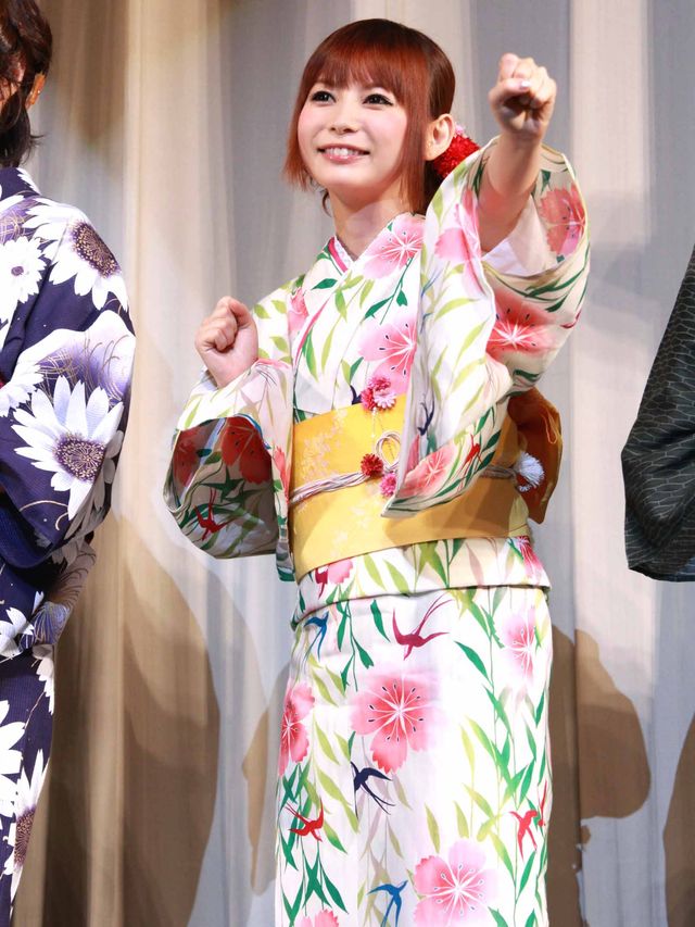 しょこたんの亡きパパ、娘の裸リボンのセクシージャケットに「あれはやりすぎ」と霊界からダメ出し!?　画像ギャラリー（4枚目）