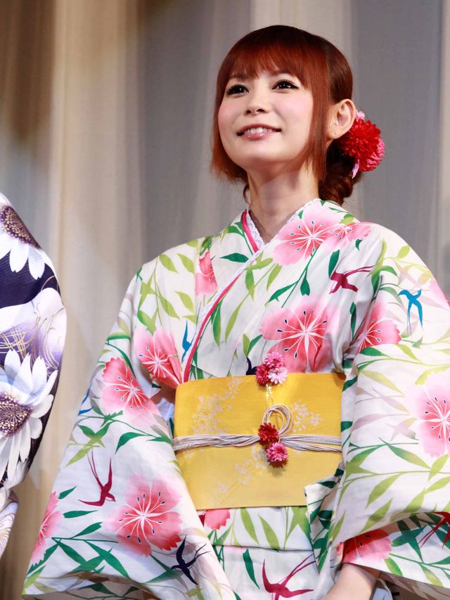 しょこたんの亡きパパ、娘の裸リボンのセクシージャケットに「あれはやりすぎ」と霊界からダメ出し!?　画像ギャラリー（5枚目）